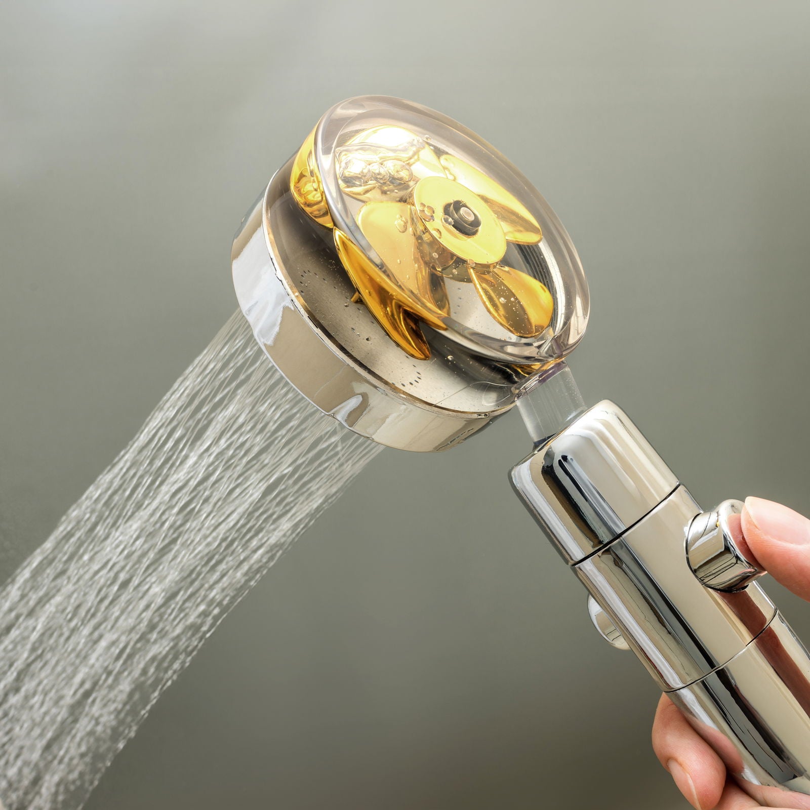 Brusehoved med propelventilator